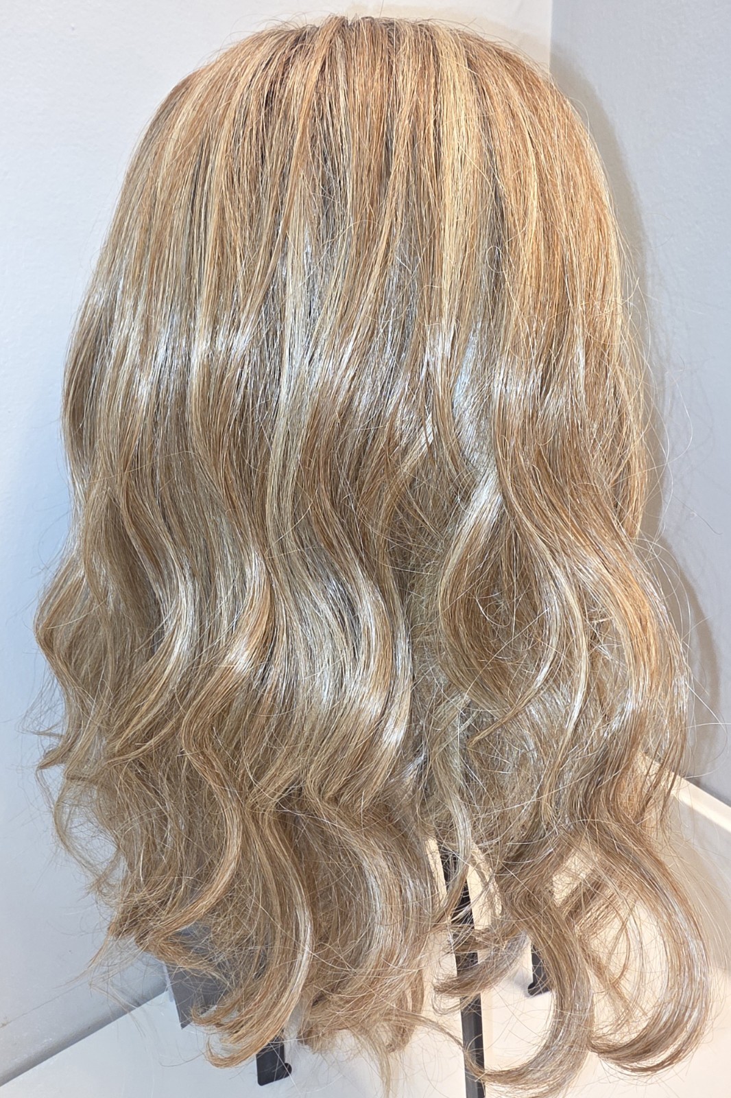 Raquel Welch Day To Date Wavy Synthetic Wig SS Wheat Medium Classic Cap Layered