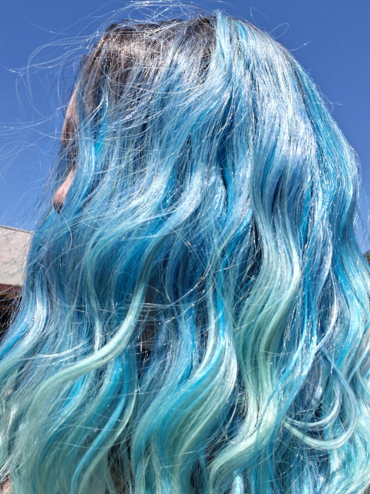 Martini wigs BLUE LAGOON Lace Front Synthetic Wavy Layered Free-Part Wig 22″ New