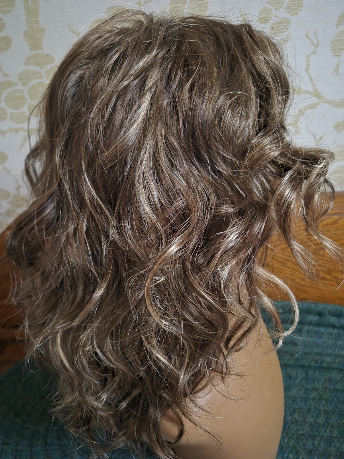 Layered Wavy ESTETICA FINN R8/26H Wig Classic Cap Side-Part 11-20in Women