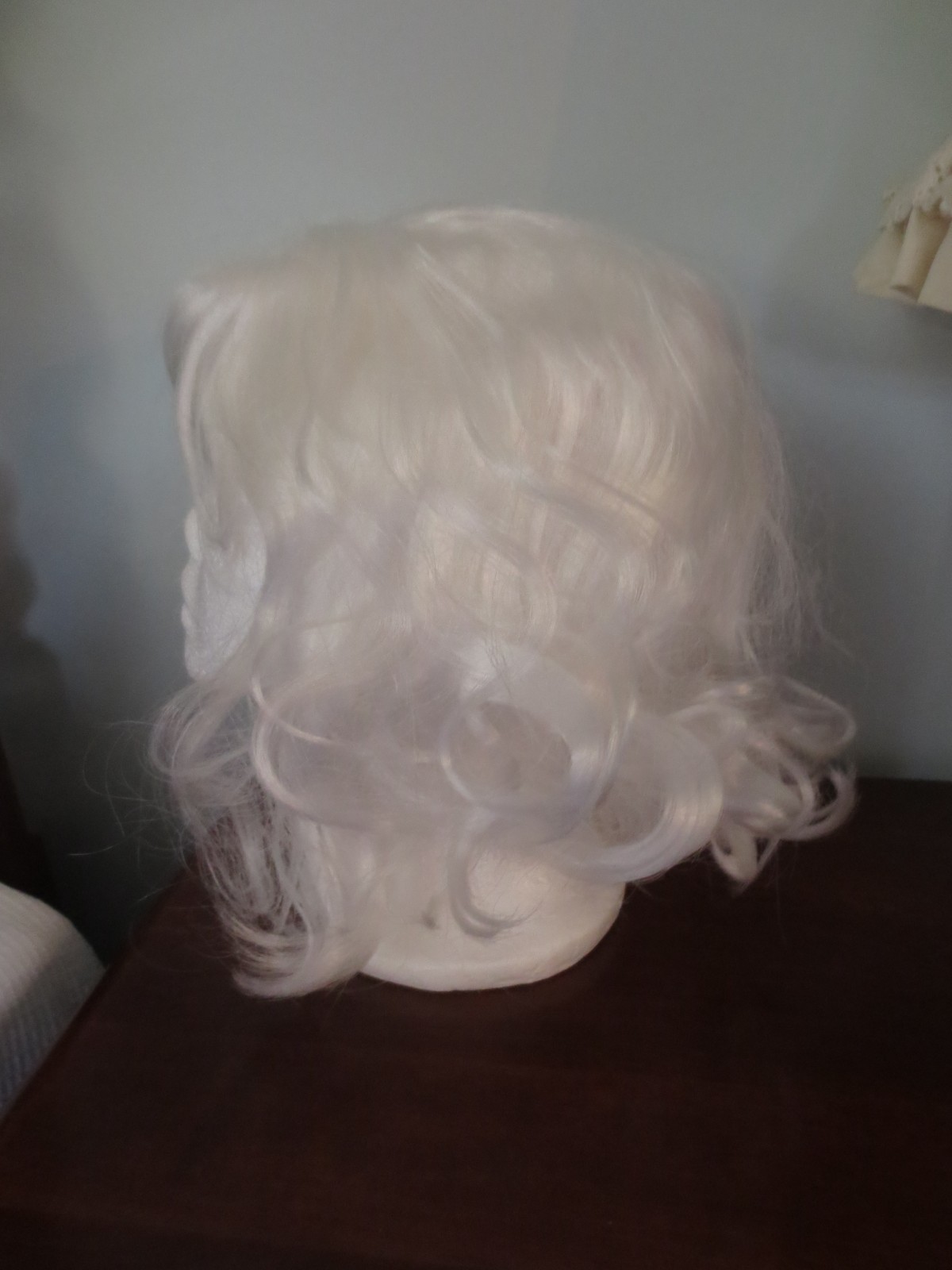 Adult GLAMOUR Deluxe BOUFFANT BEAUTY WHITE WIG – Appears unused
