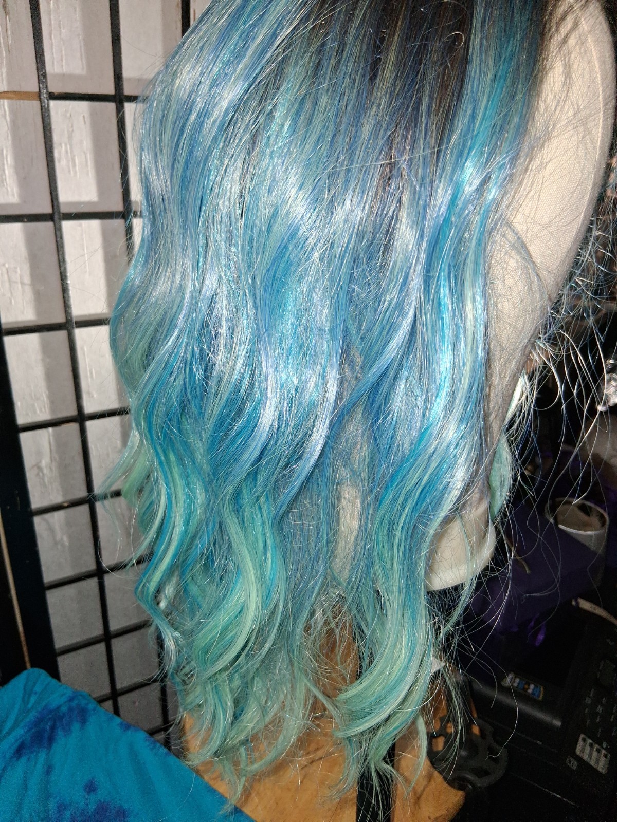 Martini wigs BLUE LAGOON Lace Front Synthetic Wavy Layered Free-Part Wig 22″ New