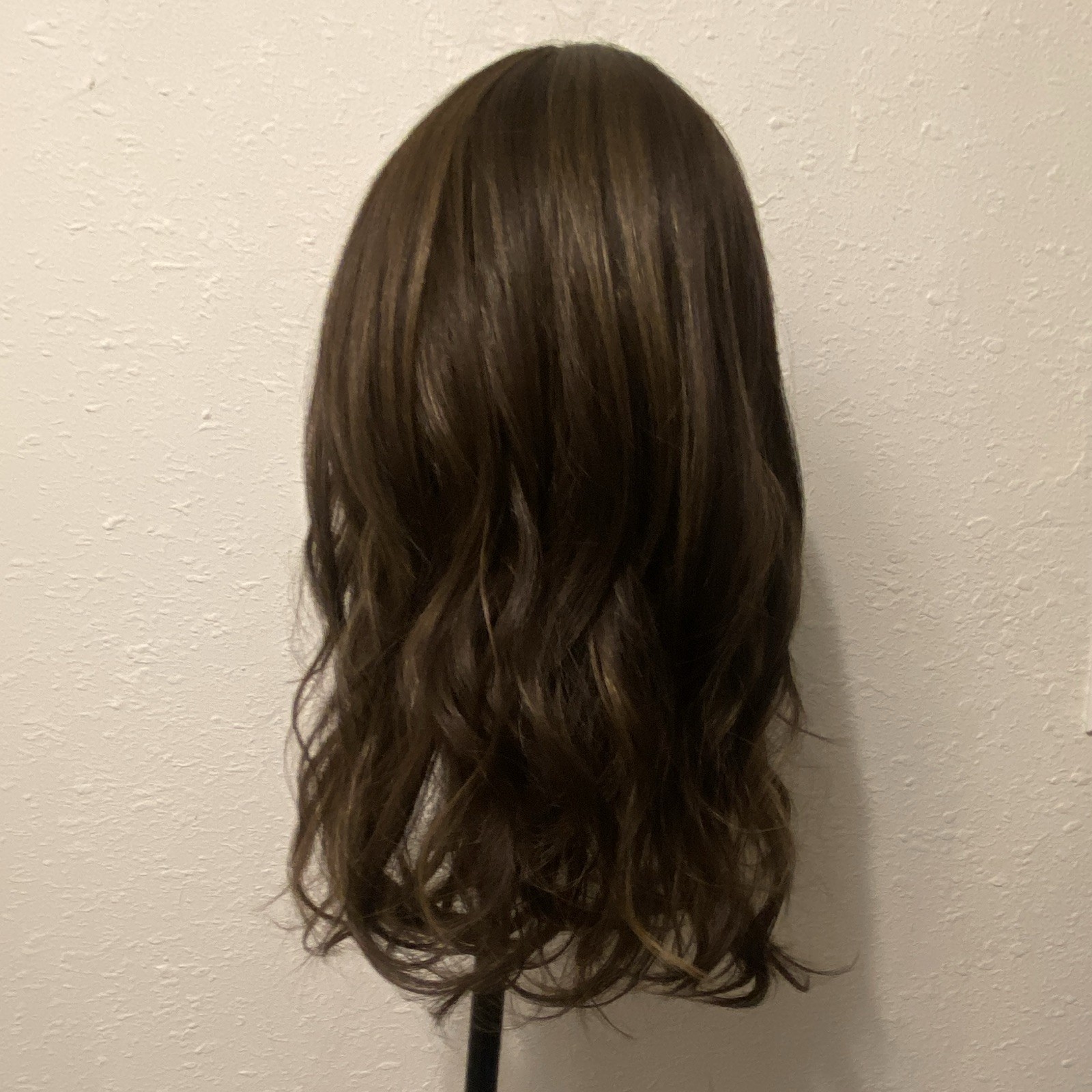 NWT 18” Synthetic Wavy Layered Wig 4×4 Free Part Classic Cap P4/10M# w/bang