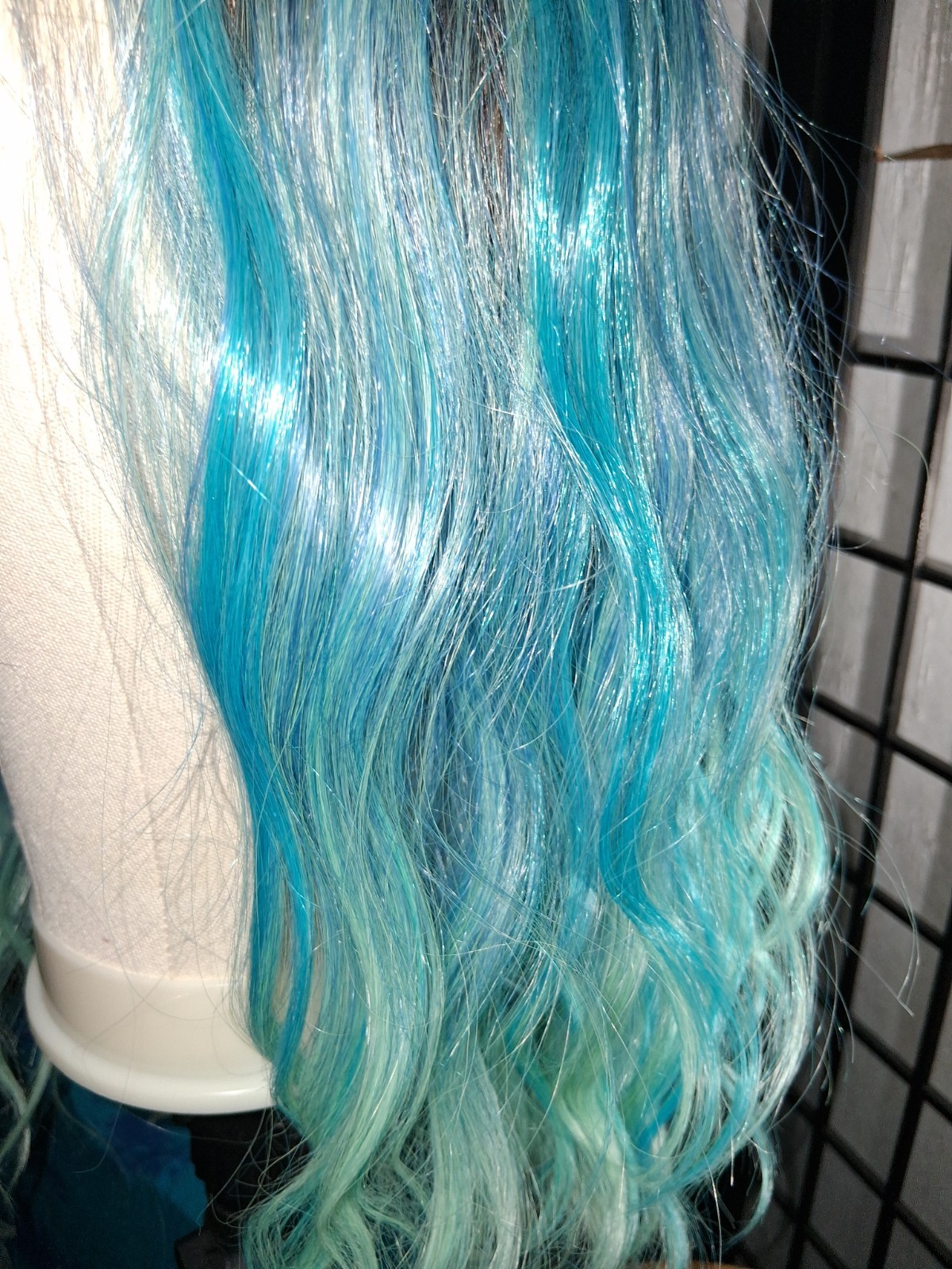 Martini wigs BLUE LAGOON Lace Front Synthetic Wavy Layered Free-Part Wig 22″ New