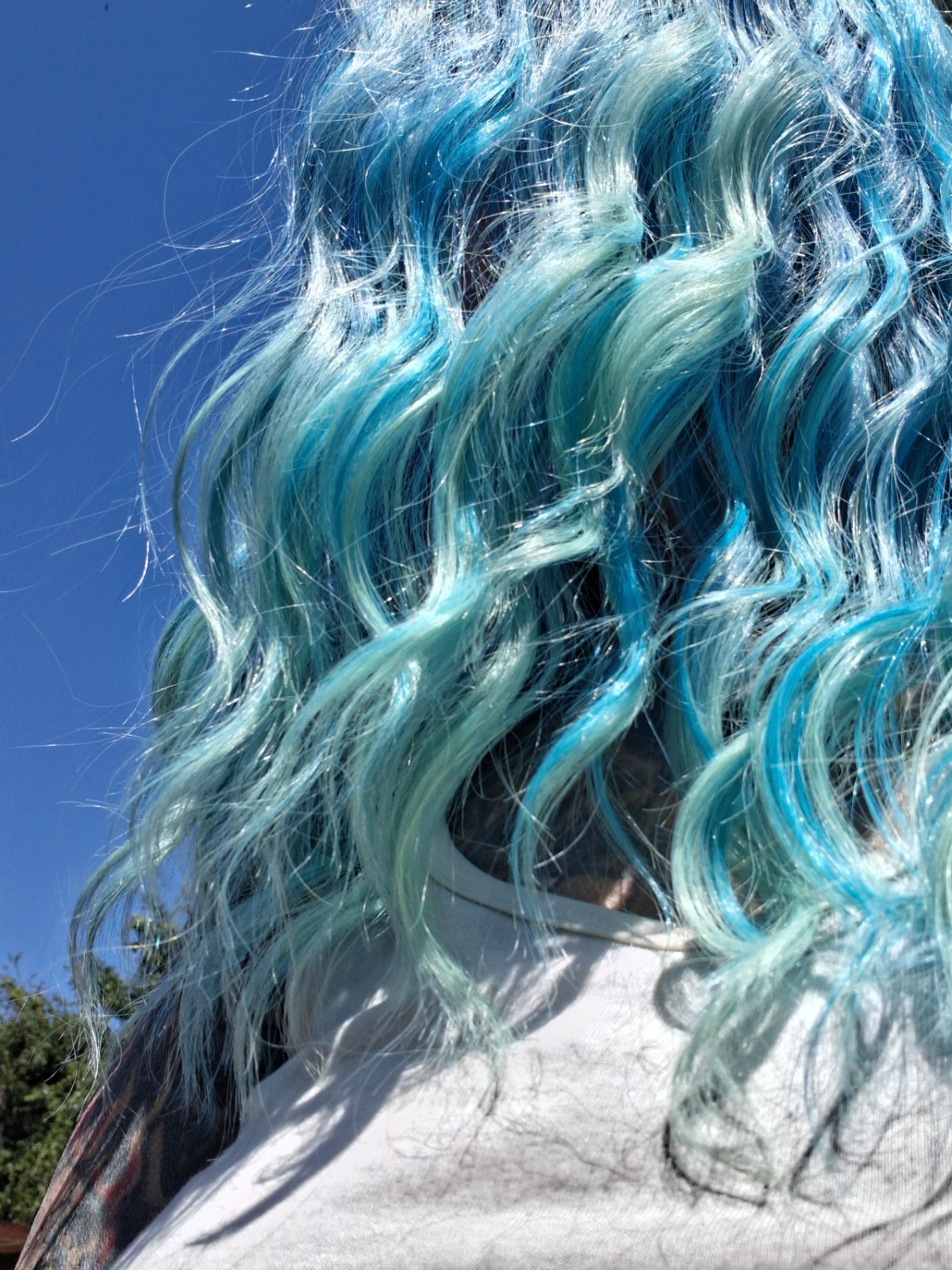 Martini wigs BLUE LAGOON Lace Front Synthetic Wavy Layered Free-Part Wig 22″ New