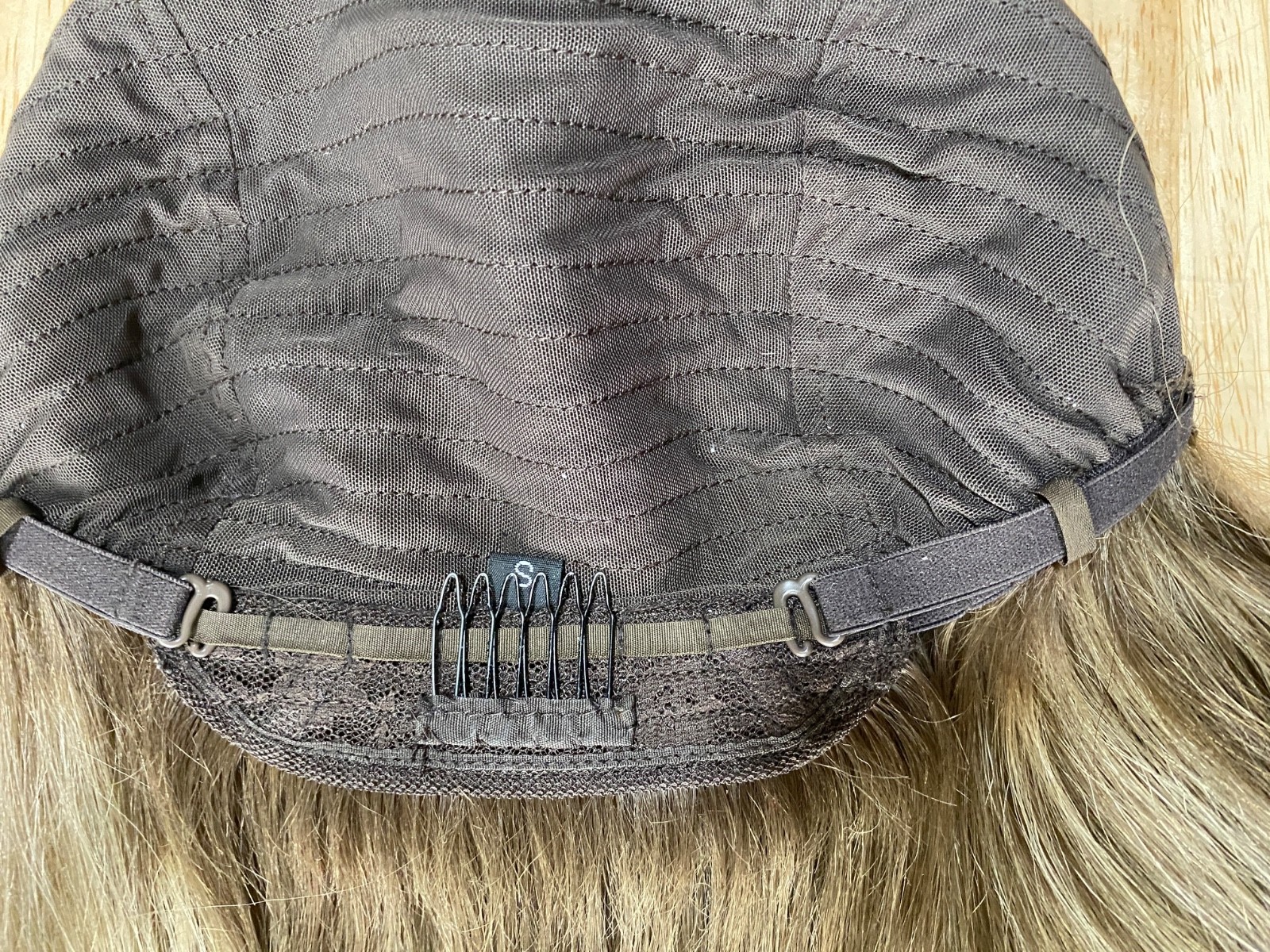 PREOWNED WIGSHE CUSTOM COLOR BROWN BLONDE HUMAN HAIR WIG . SIZE SMALL