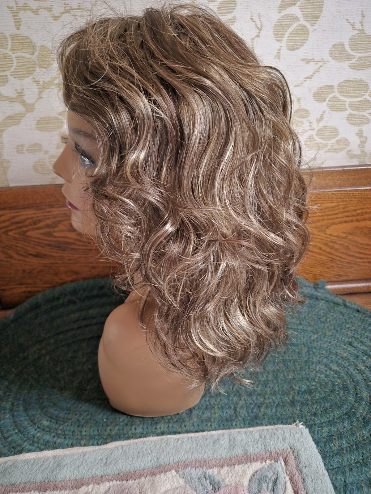 Layered Wavy ESTETICA FINN R8/26H Wig Classic Cap Side-Part 11-20in Women
