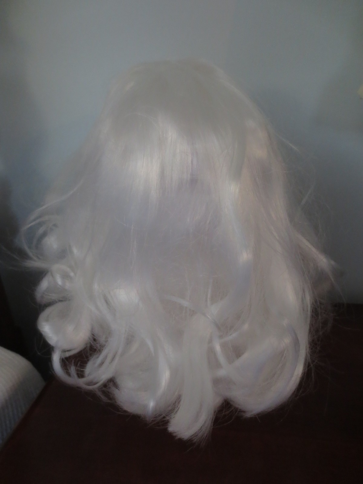 Adult GLAMOUR Deluxe BOUFFANT BEAUTY WHITE WIG – Appears unused