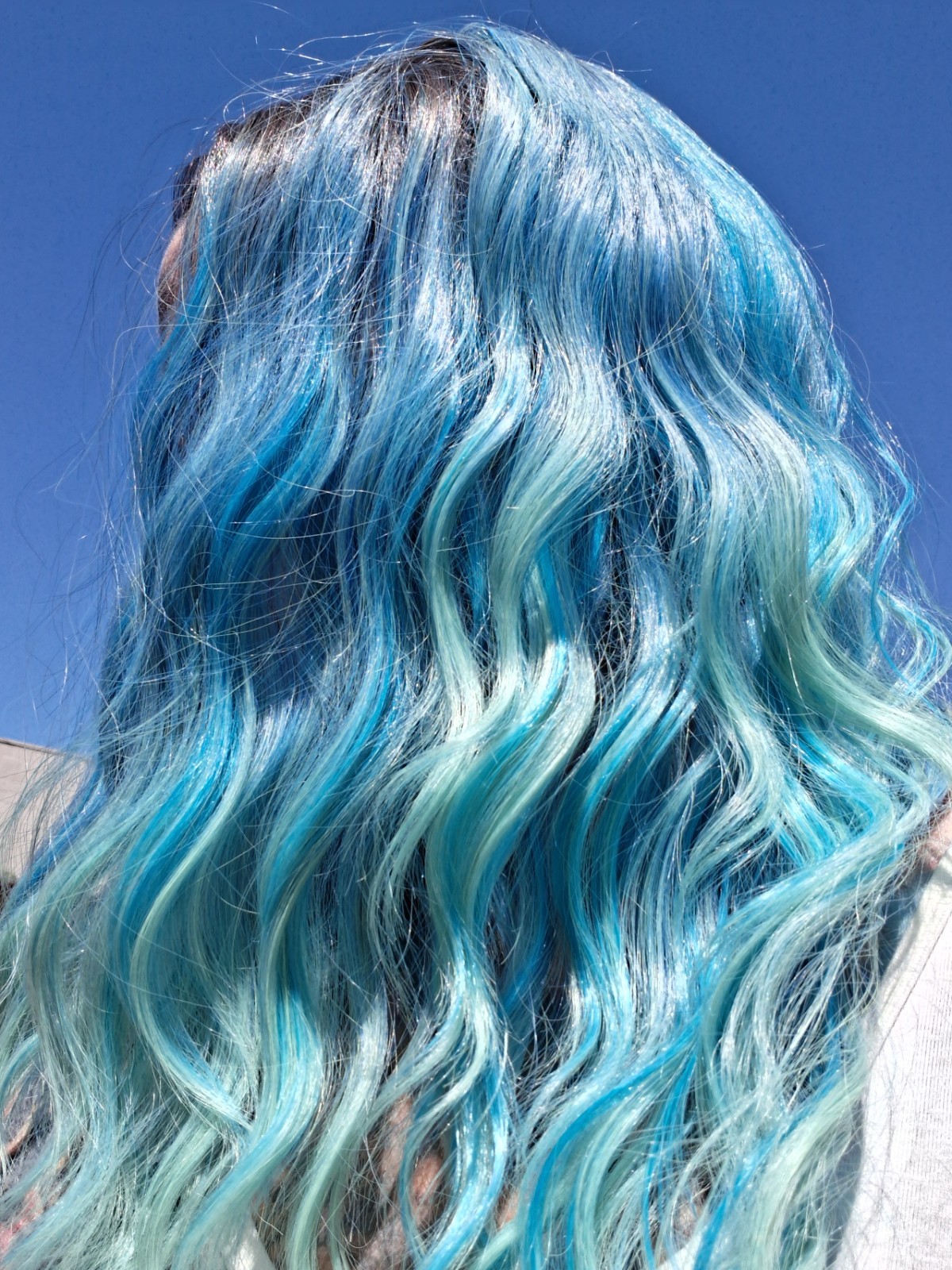 Martini wigs BLUE LAGOON Lace Front Synthetic Wavy Layered Free-Part Wig 22″ New
