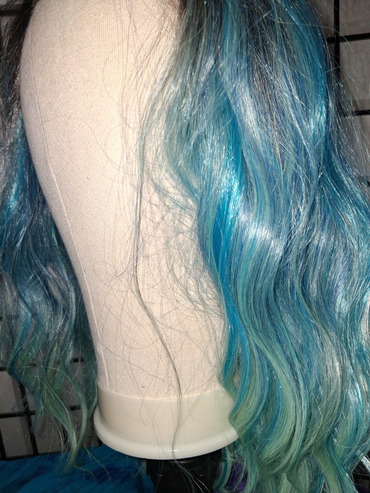 Martini wigs BLUE LAGOON Lace Front Synthetic Wavy Layered Free-Part Wig 22″ New