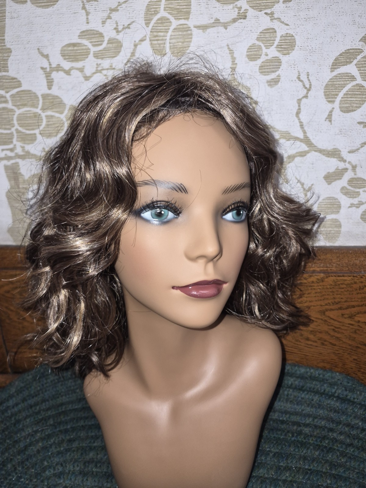 Layered Wavy ESTETICA FINN R8/26H Wig Classic Cap Side-Part 11-20in Women