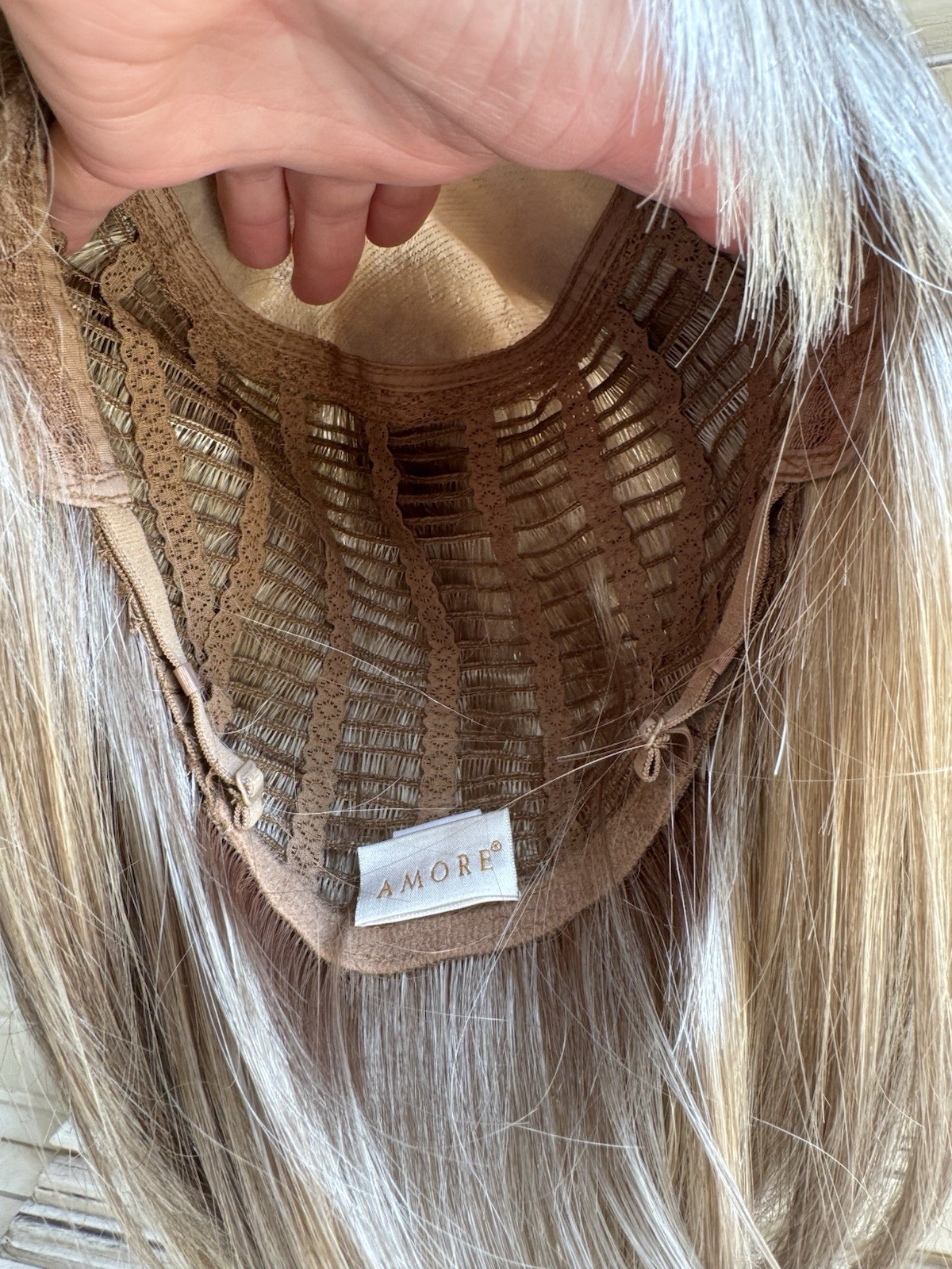 Amore NWOT Synthetic Hair Sugar cane Tatum Wig Blonde