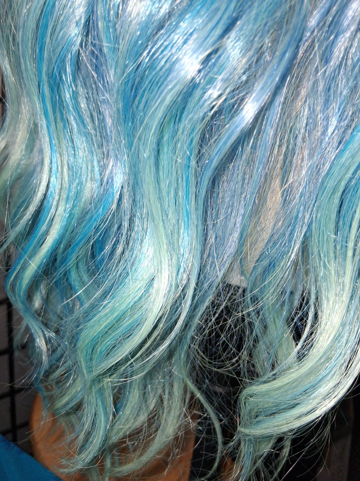 Martini wigs BLUE LAGOON Lace Front Synthetic Wavy Layered Free-Part Wig 22″ New