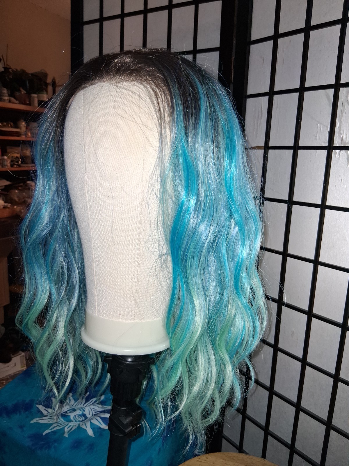 Martini wigs BLUE LAGOON Lace Front Synthetic Wavy Layered Free-Part Wig 22″ New