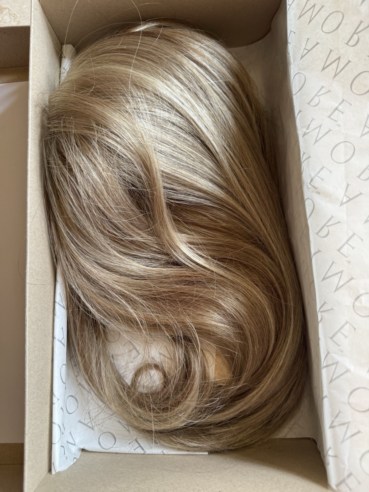 Amore NWOT Synthetic Hair Sugar cane Tatum Wig Blonde