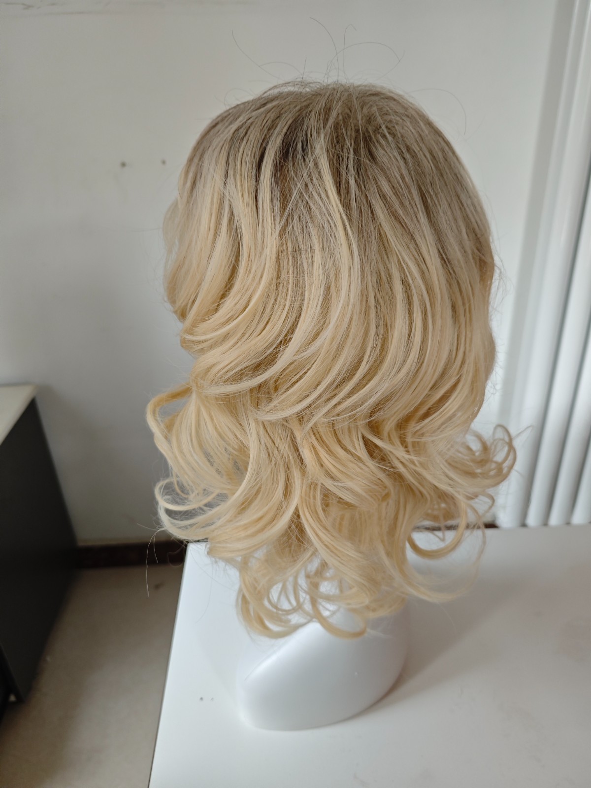 Medium Wavy Dark Roots Blonde 613 Soft Synthetic Hair Wig Women Natural Curly