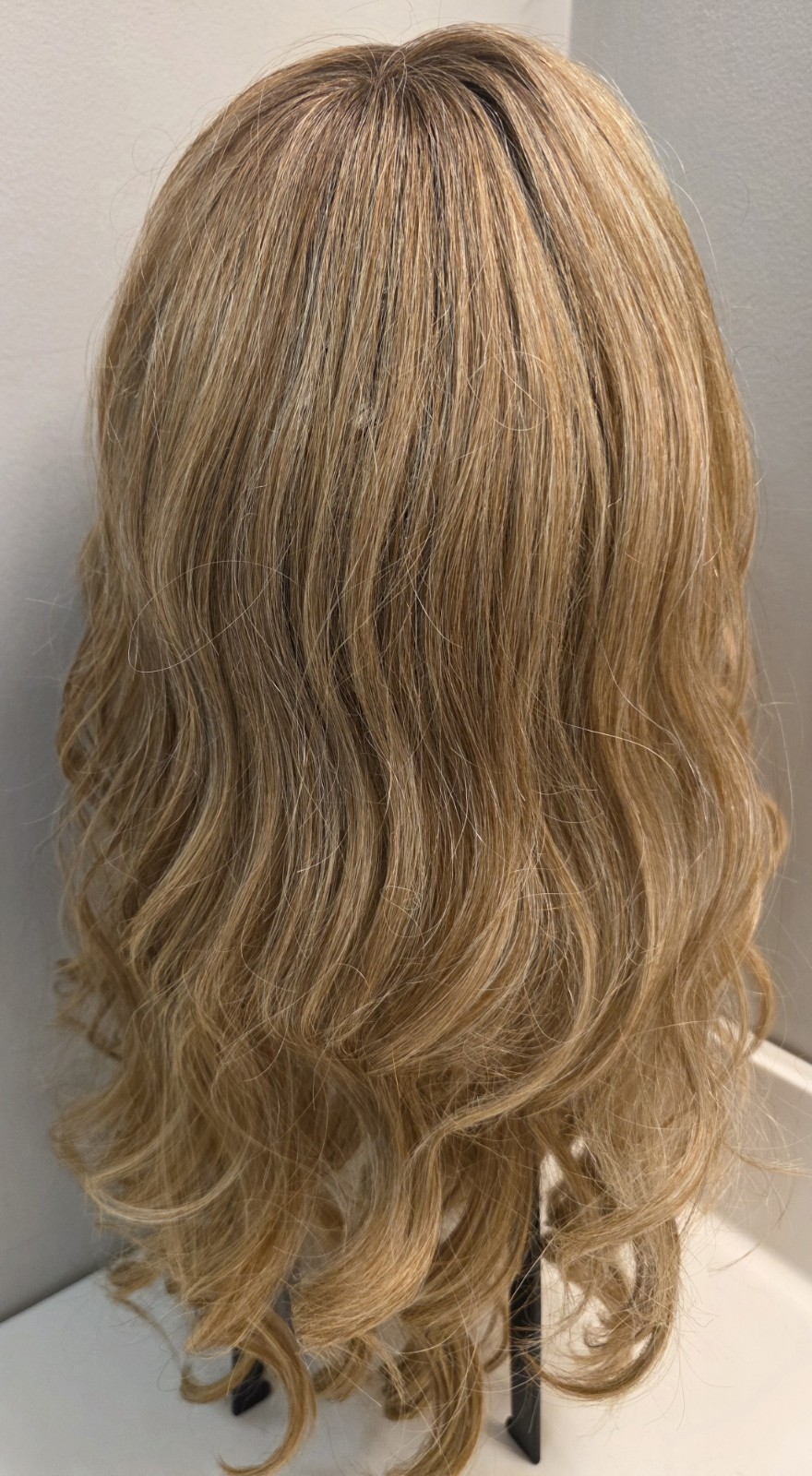 Raquel Welch Day To Date Wavy Synthetic Wig SS Wheat Medium Classic Cap Layered