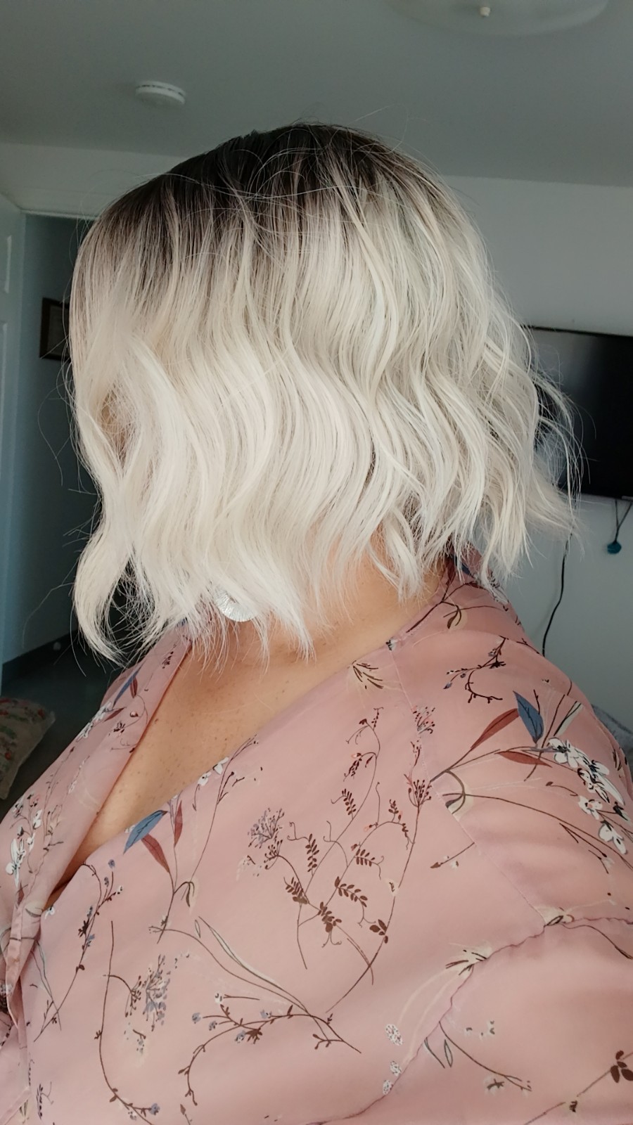 Lace Front Wavy Synthetic Wig Platinum Blond Dark Roots Bob 1-10in Women’s