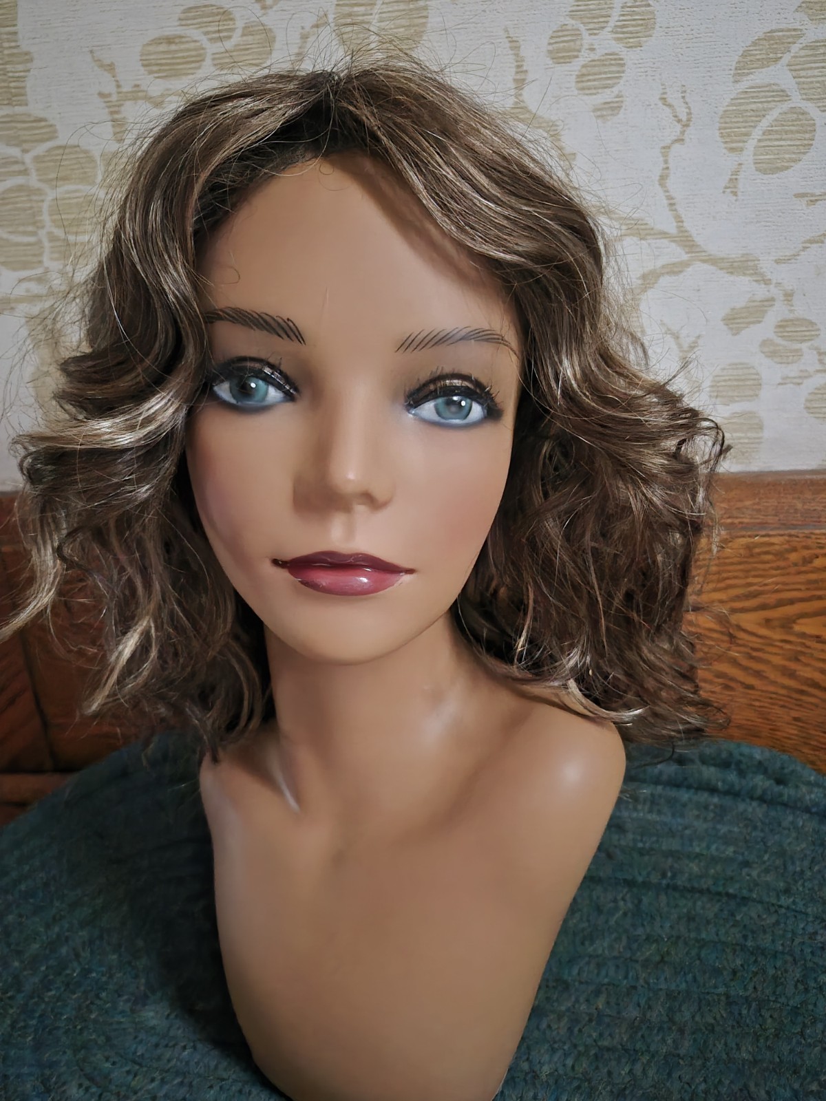 Layered Wavy ESTETICA FINN R8/26H Wig Classic Cap Side-Part 11-20in Women