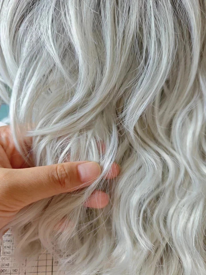 Short Silver Ombre Gray Wavy Wig Shoulder Length Bob Wig with Bangs for Women