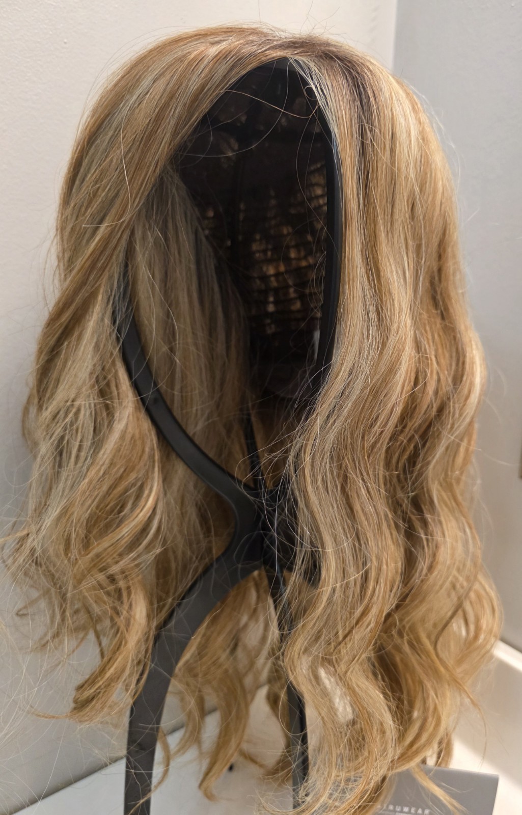 Raquel Welch Day To Date Wavy Synthetic Wig SS Wheat Medium Classic Cap Layered